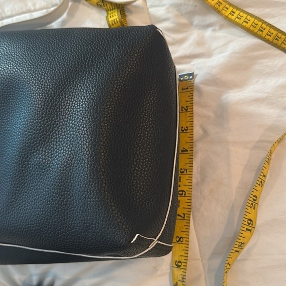 Lacrosse Anna 🎉HP🎉🔥SALE🔥reversible black and white bag - Picture 9 of 9